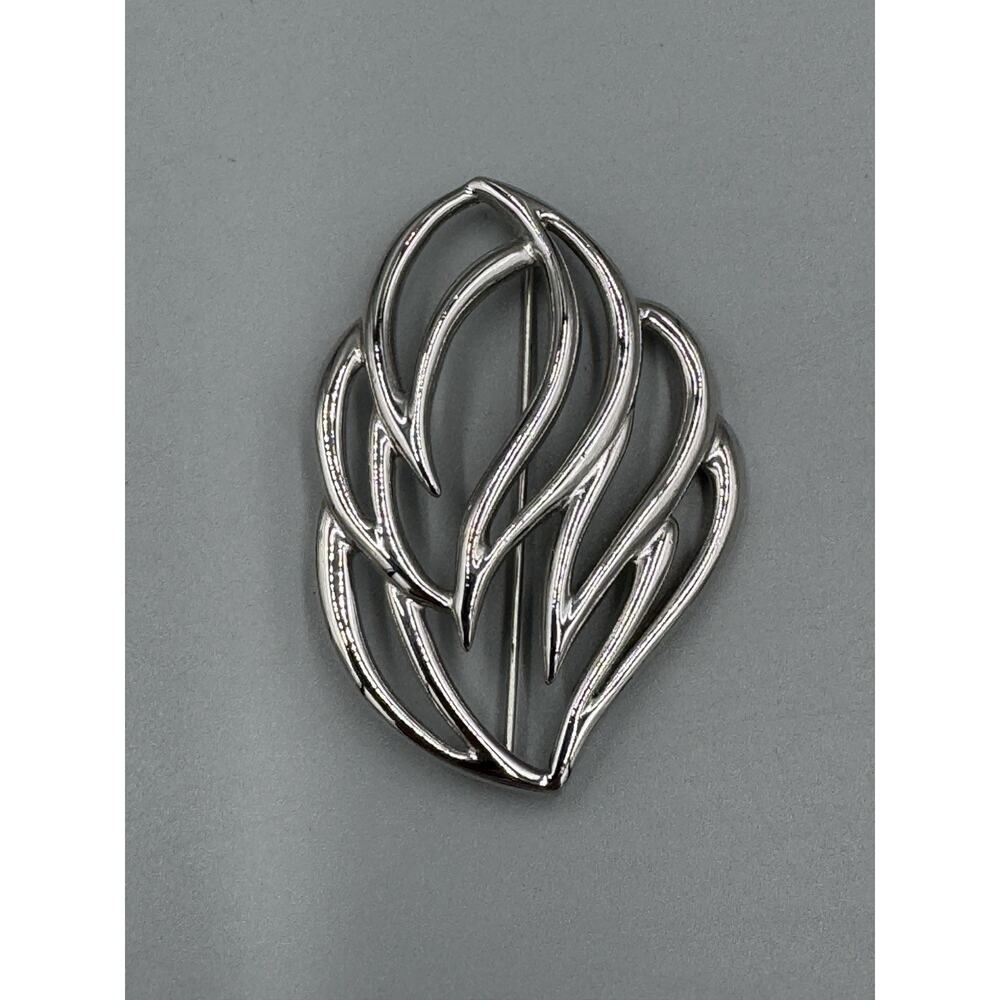 Vintage Monet Silver Colored Swirl Leaf‎ Brooch Lapel Pin